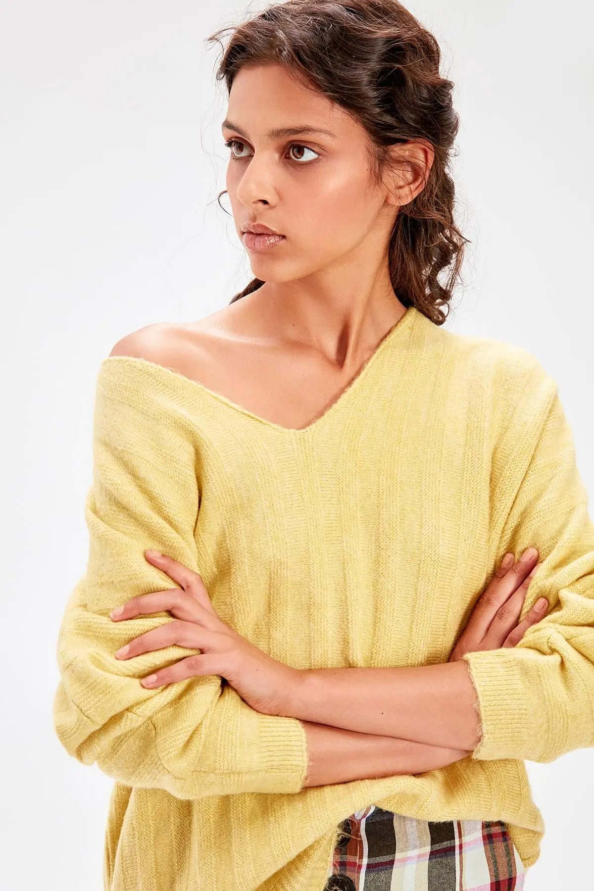 

Trendyol Yellow V-Neck Sweater TWOAW20KZ0183