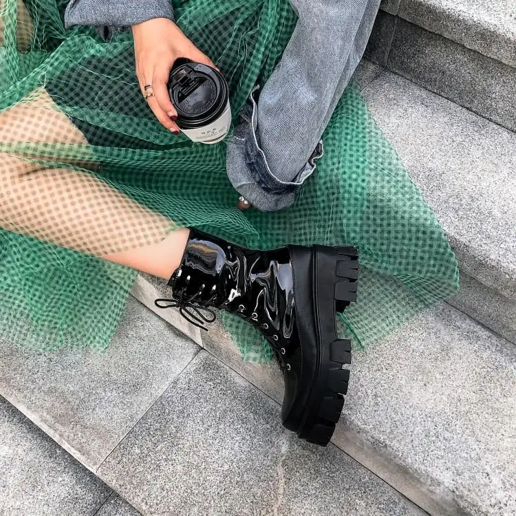 Buono Scarpe/женские армейские ботинки на толстой подошве; короткие кожаные ботинки с перекрестной шнуровкой; женские ботильоны на платформе; Брендовая обувь в байкерском стиле; коллекция года