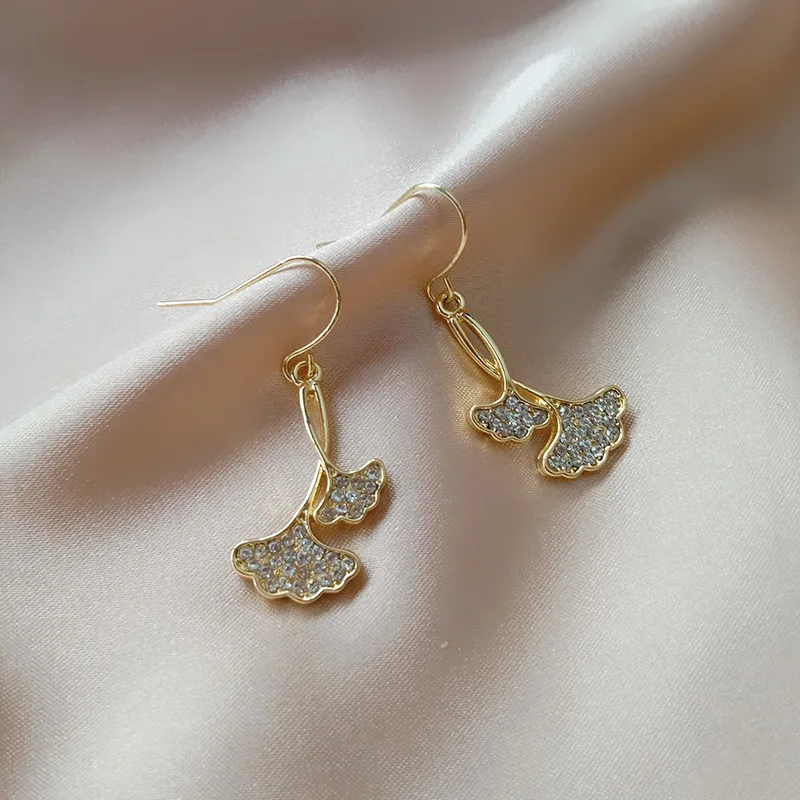 

2020 New Trendy Simple Rhinestone Crystal Maple Leaves Drop Earrings For Women Brincos Plant Dangle Earring Minimalist Jewelry