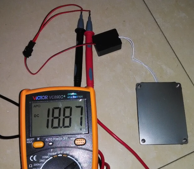 Dispositivo de geração de energia piezoelétrica, modelo