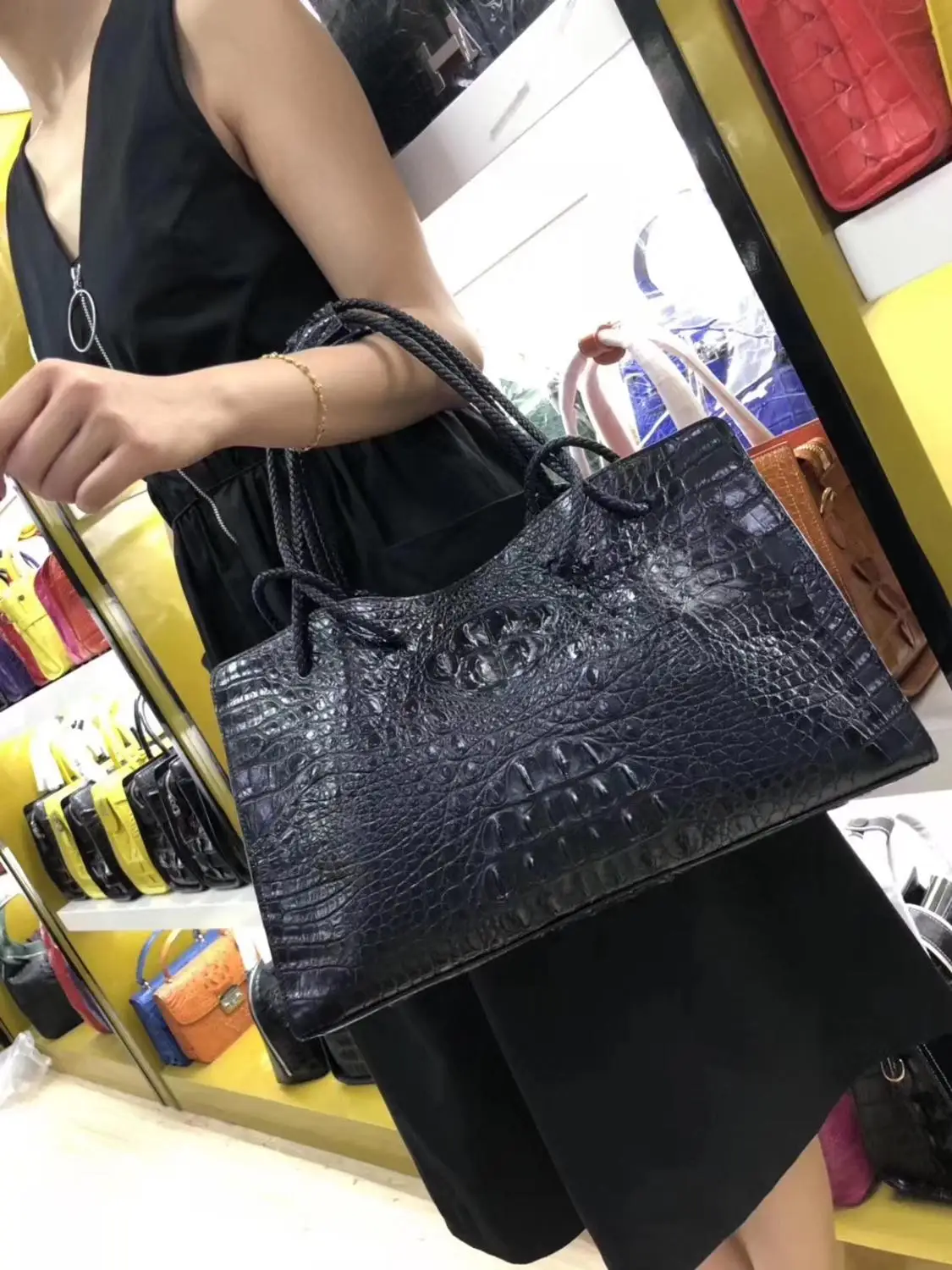 

Top quality genuine crocodile skin large capacity handbag travel bag, synchronization between old and new stores