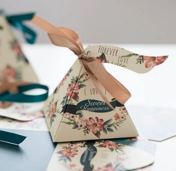 

50 Pcs candy paper box Triangular Pyramid Floral Garland Wedding Favors Candy Boxes Bomboniera Party Gift Box Ribbons Tags
