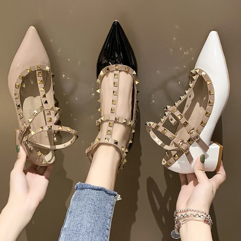 

Single shoes women 2020 spring new Korean version of the wild shallow mouth pointed rivets thick with fairy peas shoes