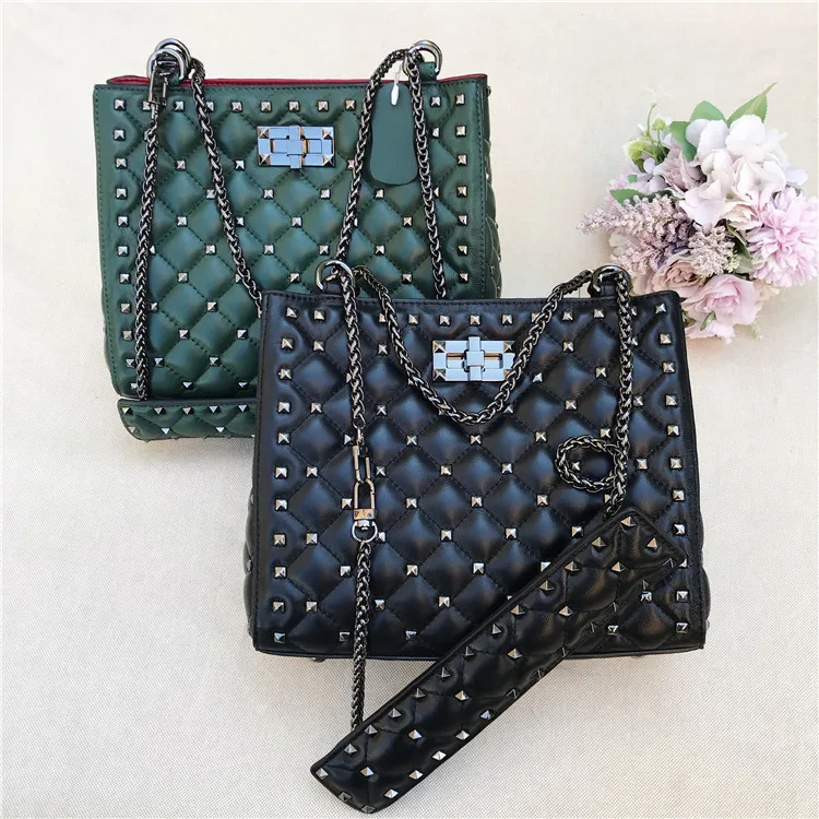 

Head Layer Sheepskin Rivet Small Fang Single Shoulder Diagonal Chain Lock Bag