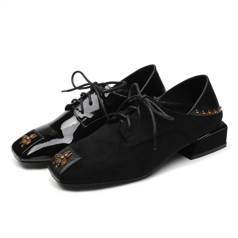 Обувь из лакированной кожи для подиума; модная женская обувь на толстом каблуке со шнуровкой и квадратным носком на низком каблуке с заклепками; Цвет Черный; замшевые туфли-оксфорды; Zapatos femeninos