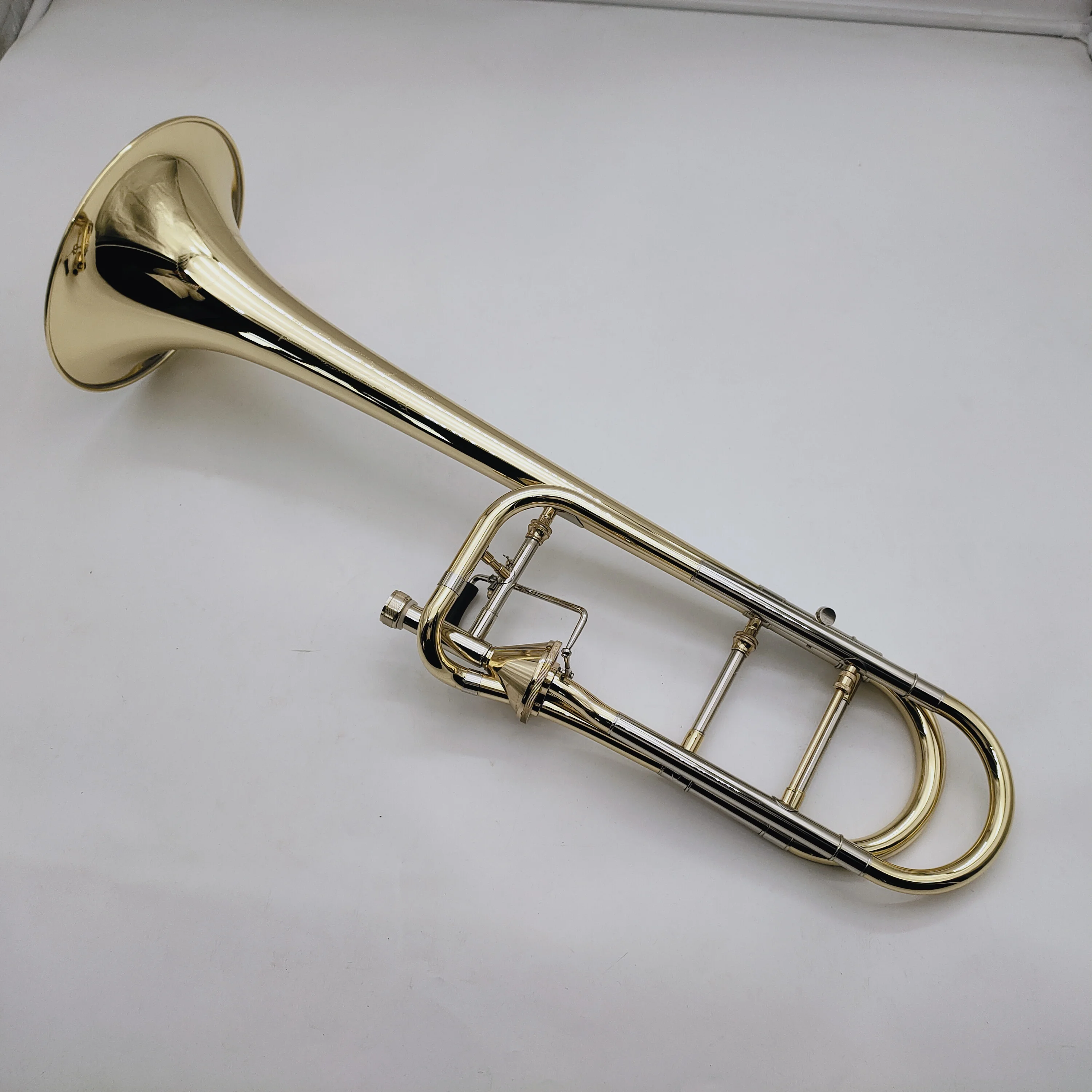 Позиции на тромбоне тенор. Art-WL-Flute sq Gold Brass. Brass Gold. Tune f