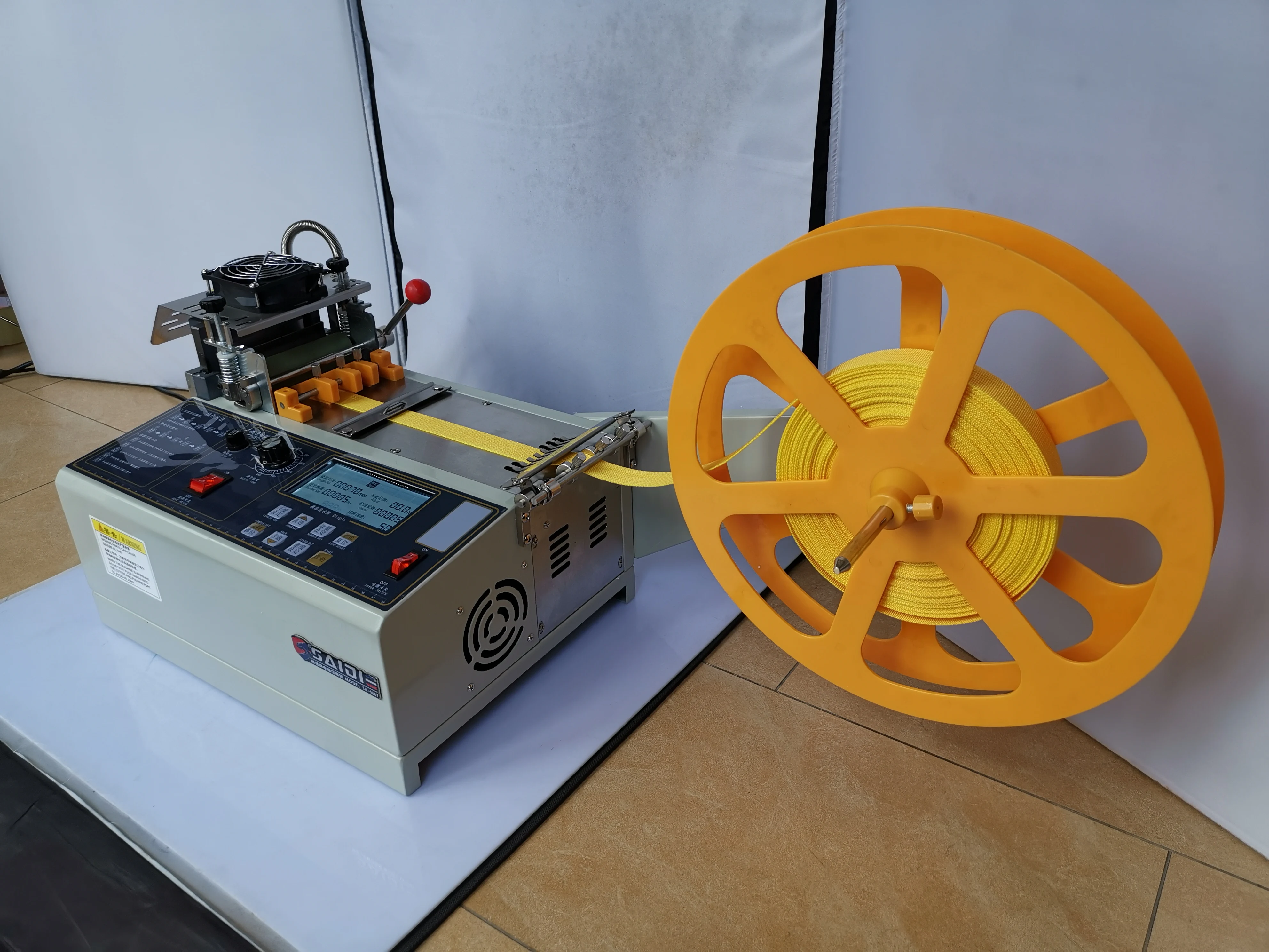 

computer hot and cold Cloth belt cutting machine, magic adhesive tape zipper webbing machine elastic belt automatic cutting