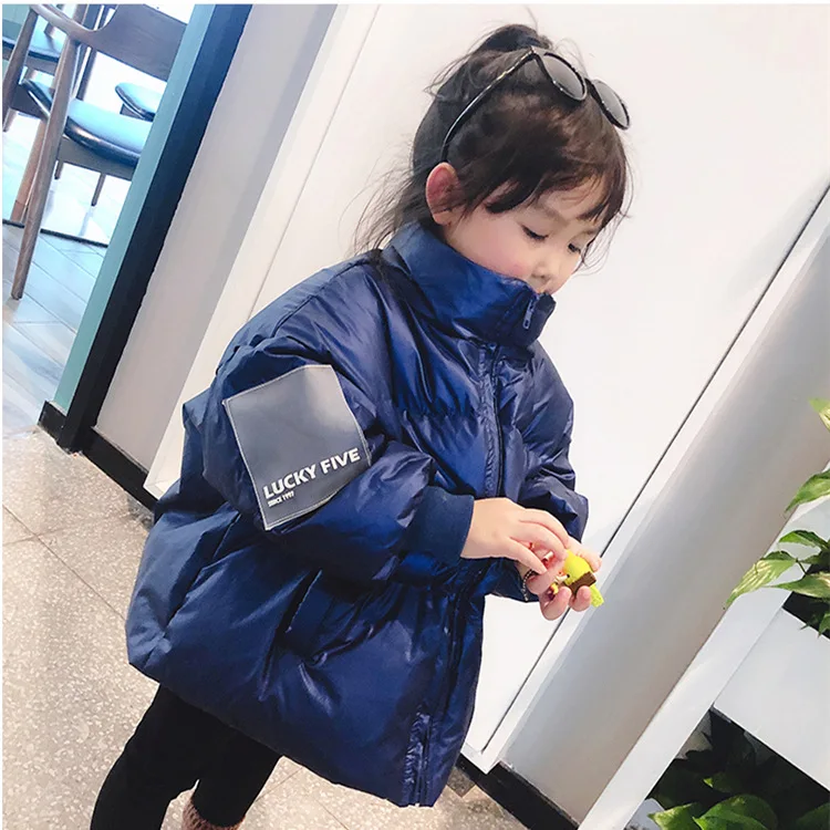 

The new winter bat-sleeved eiderdown puffer with thick bread down jacket is a short, baggy look for kids