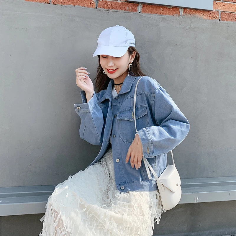 Женская джинсовая куртка с длинным рукавом однотонная приталенная однобортная