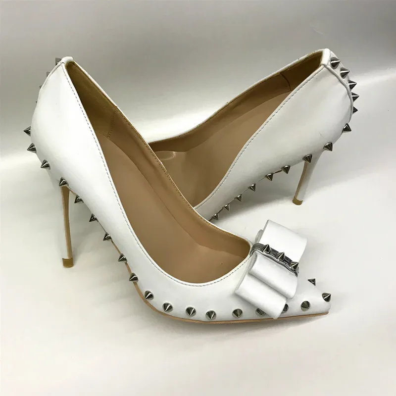 Туфли женские из лакированной искусственной кожи с красными заклепками на