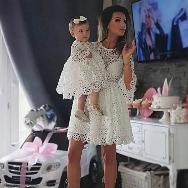 Mode Familie Bijpassende Kleding Moeder Dochter Jurken Wit Hollow Bloemen Kanten Jurk Mini Jurk Mom Baby Meisje Party Kleding