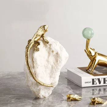 

Modern Golden Brass Lizard Crawling On Natural White Crystal Stone Crafts Desktop Ornaments For Office Home Decor Crafts Gift