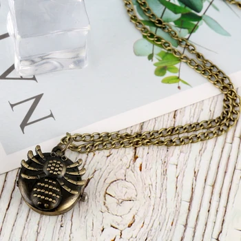 

Creative Spider Shape Pocket Watch for Men Women Excellent Chain Quartz White Dial with Arabic Numerals Pendant Souvenir Gifts