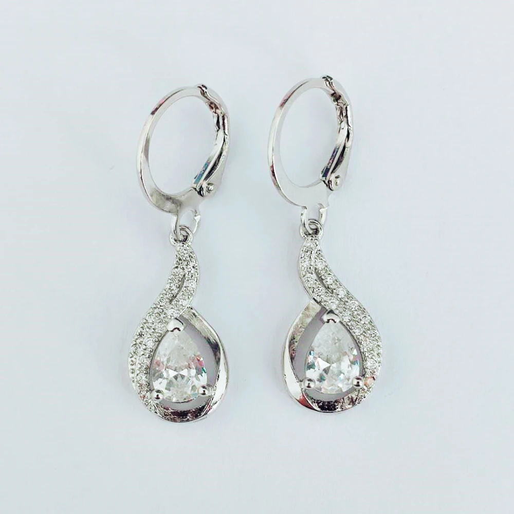 Женские серьги подвески с радужным камнем серебряного цвета