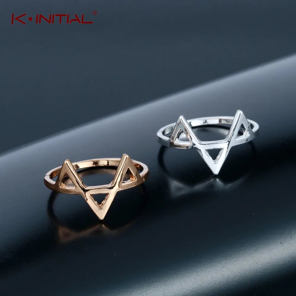 Геометрическое кольцо Kinitial с тремя треугольниками изящные и нежные волнистые