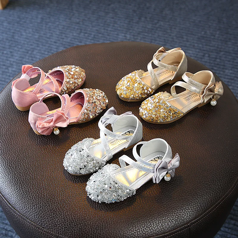 Летняя детская обувь; сандалии принцессы с блестками для девочек; стразы, жемчужный бант; обувь на мягкой плоской подошве; блестящая детская обувь