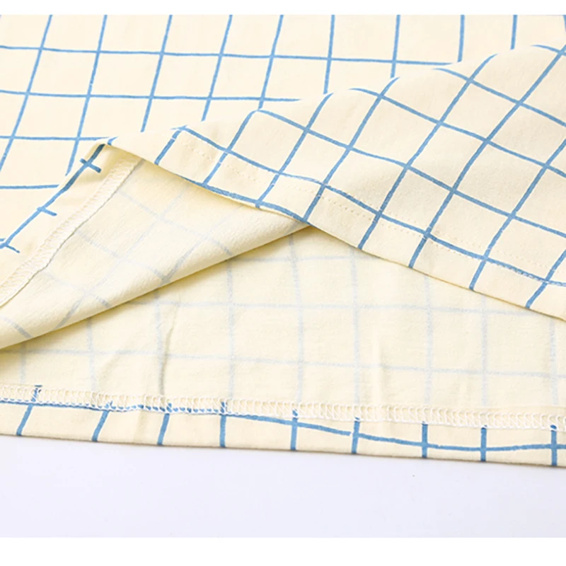 Женская короткая футболка в клетку с круглым вырезом и коротким