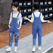 YK1066 джинсовый костюм на лямках для девочек Новинка 20120 года; сезон осень; детский модный джинсовый костюм на лямках с буквенным принтом и длинными рукавами среднего и большого размера