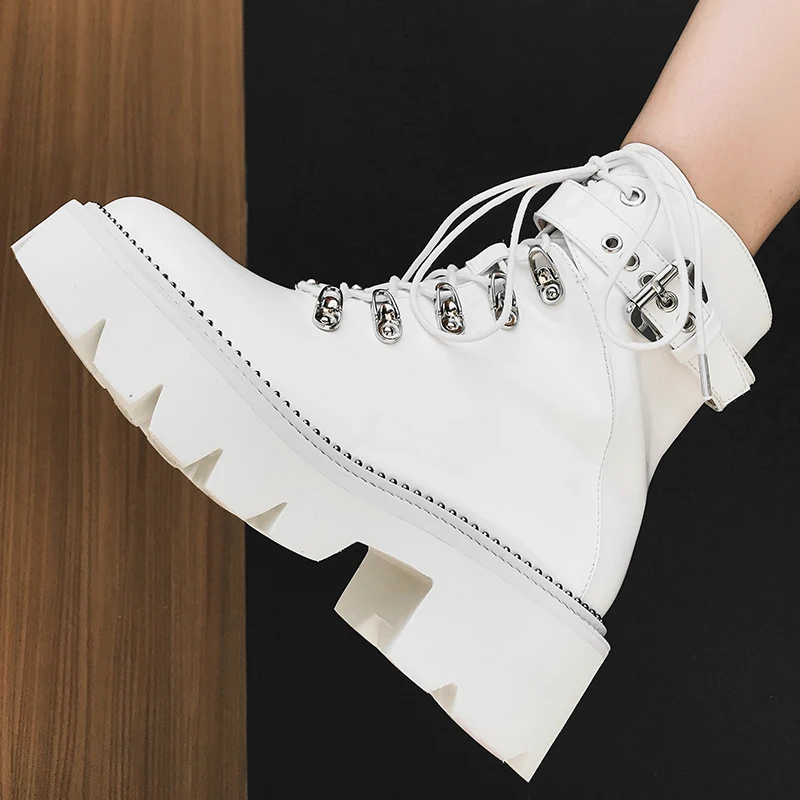 Женские лакированные ботинки Martens черные и белые короткие с боковой молнией