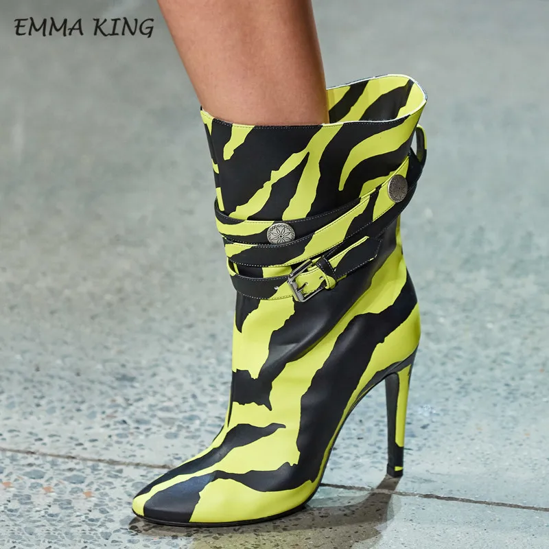 Zebra Yellow Emma king/неоновые и зеленые сапоги до середины голени на шпильке с круглым носком и принтом в виде граффити в стиле рок; Цвет: золотистый, серебристый - Цвет: Zebra Yellow