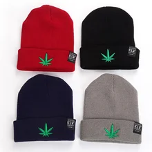 Men Women Winter Warm Beanies Hat Cannabis Leaf Pattern Soft Knitted Beanies Hat Caps for Adult Unisex
