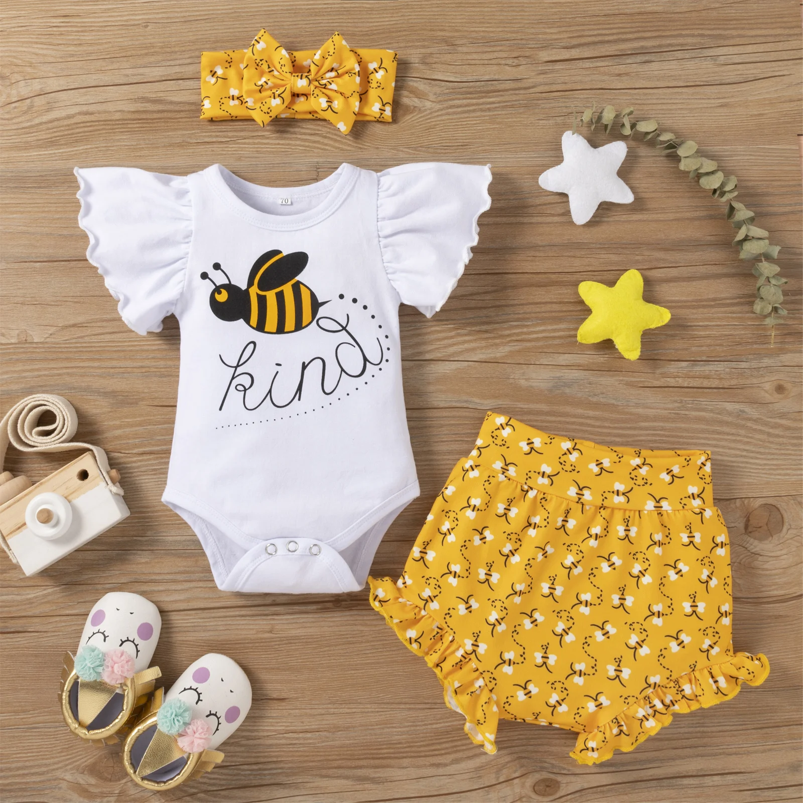 

0-12M Newborn Baby Girls Clothes Set Flared Sleeve Fruit Letter Jumpsuit And Colorful Print Shorts With Bow Headband Daily Wear