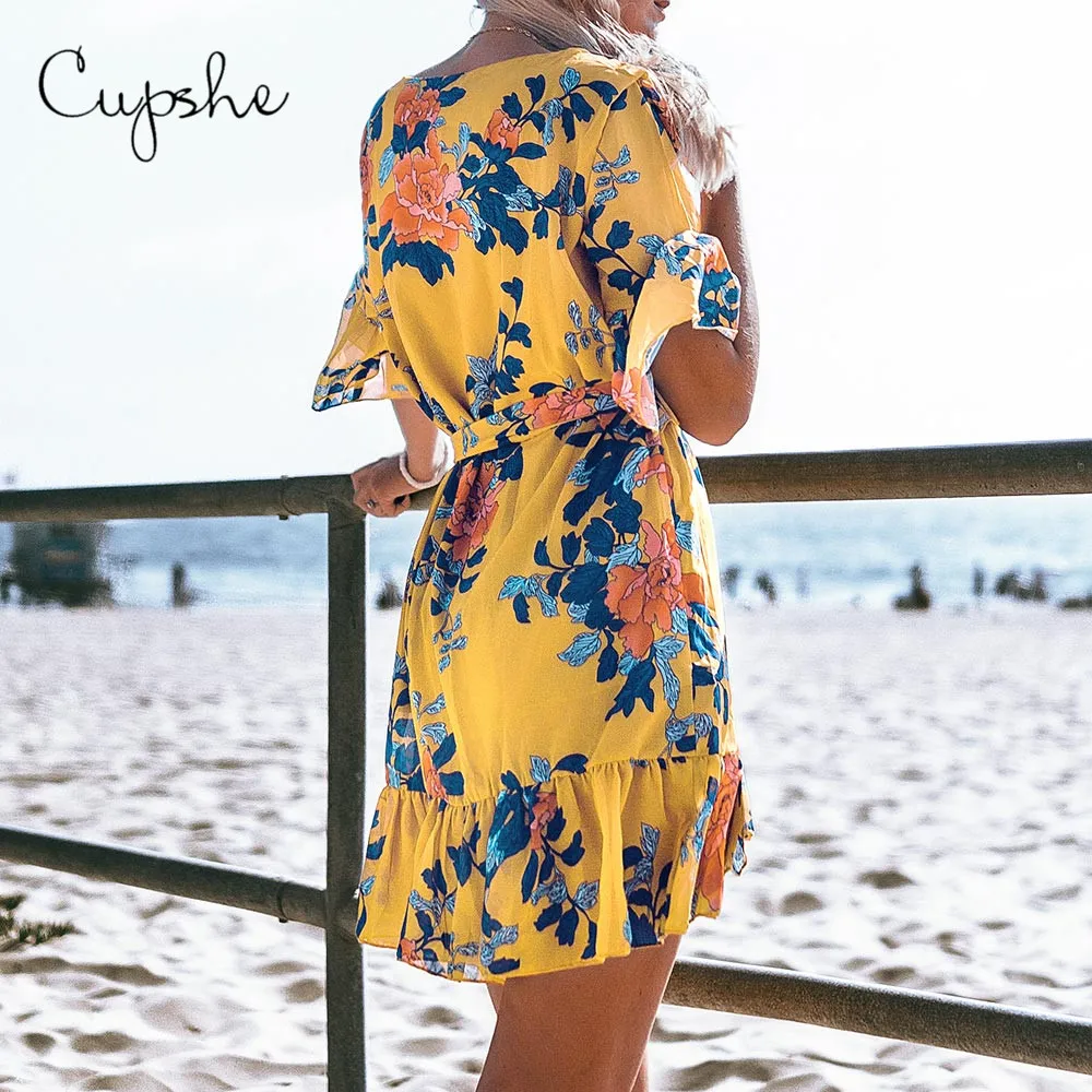 CUPSHE в богемном стиле желтый Цветочный принт сексуальное мини-платье с оборками Новинка, летние, пляжные, в богемном стиле, пояс для похудения Открытое платье без рукавов, Vestido