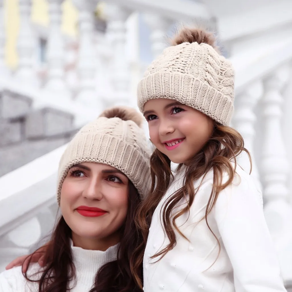1 комплект; шапки для мамы и ребенка; коллекция года; Модная брендовая зимняя вязаная теплая шапка; женские меховые шапки с помпоном для девочек; однотонные Семейные шапки