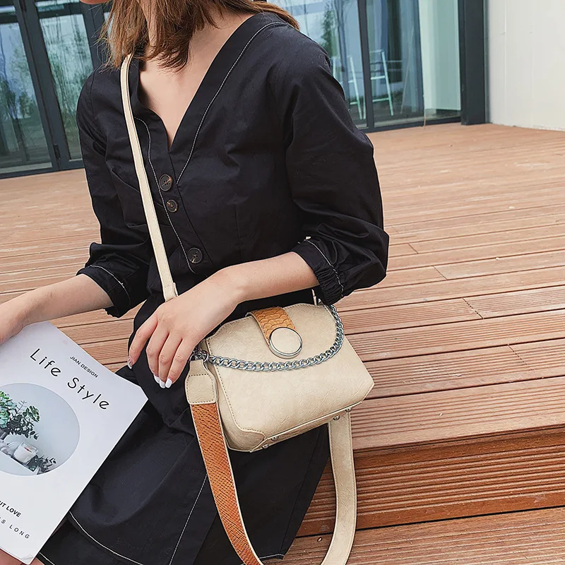 

New 2019 snakeskin pattern retro impact small Fang Bao College wind chain wide belt across the soft leather package girl