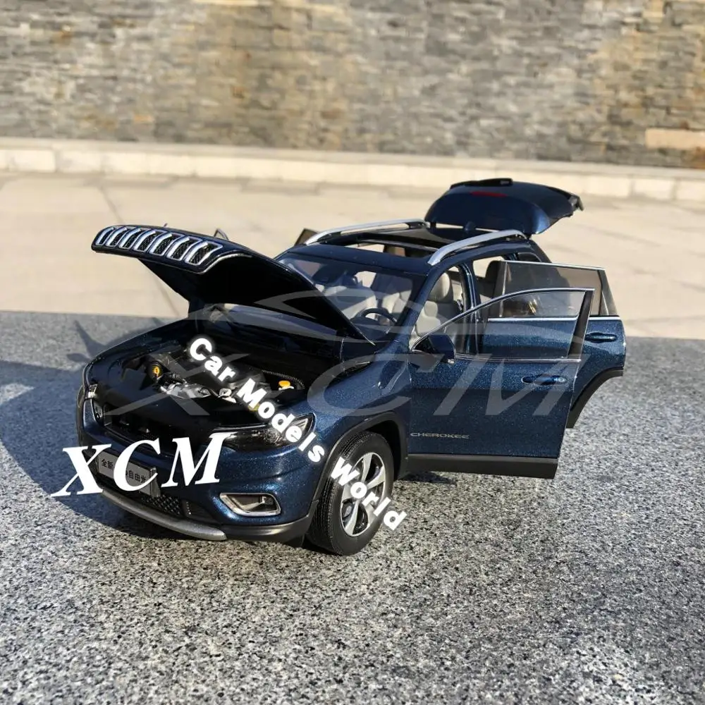 Литая модель автомобиля для нового Cherokee 1:18(синий)+ маленький подарок