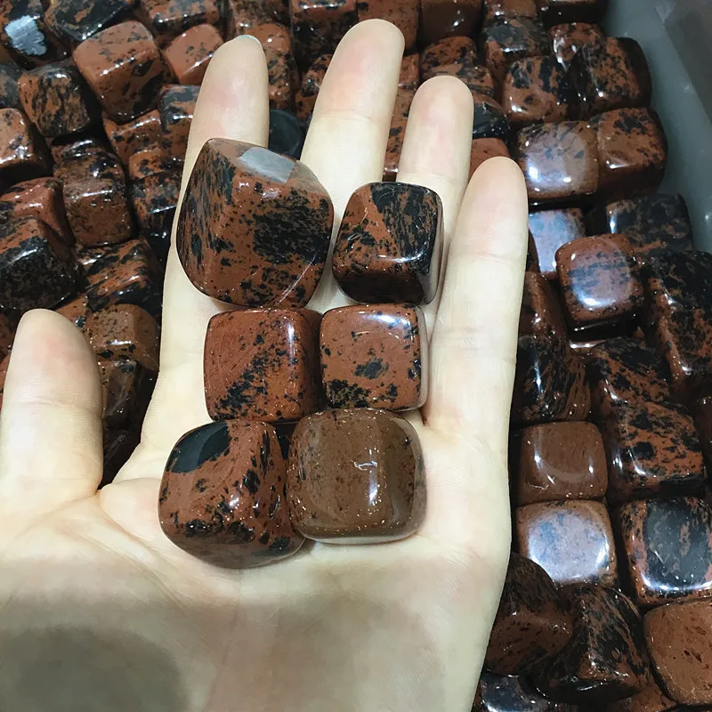 Ручной полированный натуральный красный обсидиановый камень минеральный
