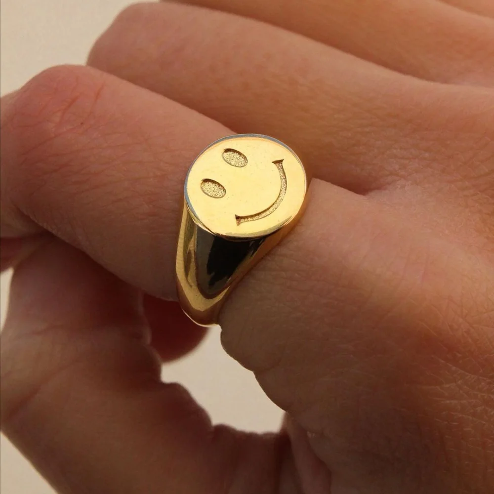 Anillo de acero inoxidable chapado en oro de 18K con cara sonriente para mujer, nueva moda
