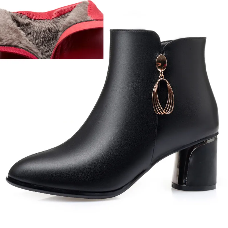 AIYUQI; Новинка года; зимние женские модельные ботинки из натуральной кожи; ботильоны в европейском и американском стиле на высоком каблуке; красные женские свадебные ботинки - Цвет: Black  fluff