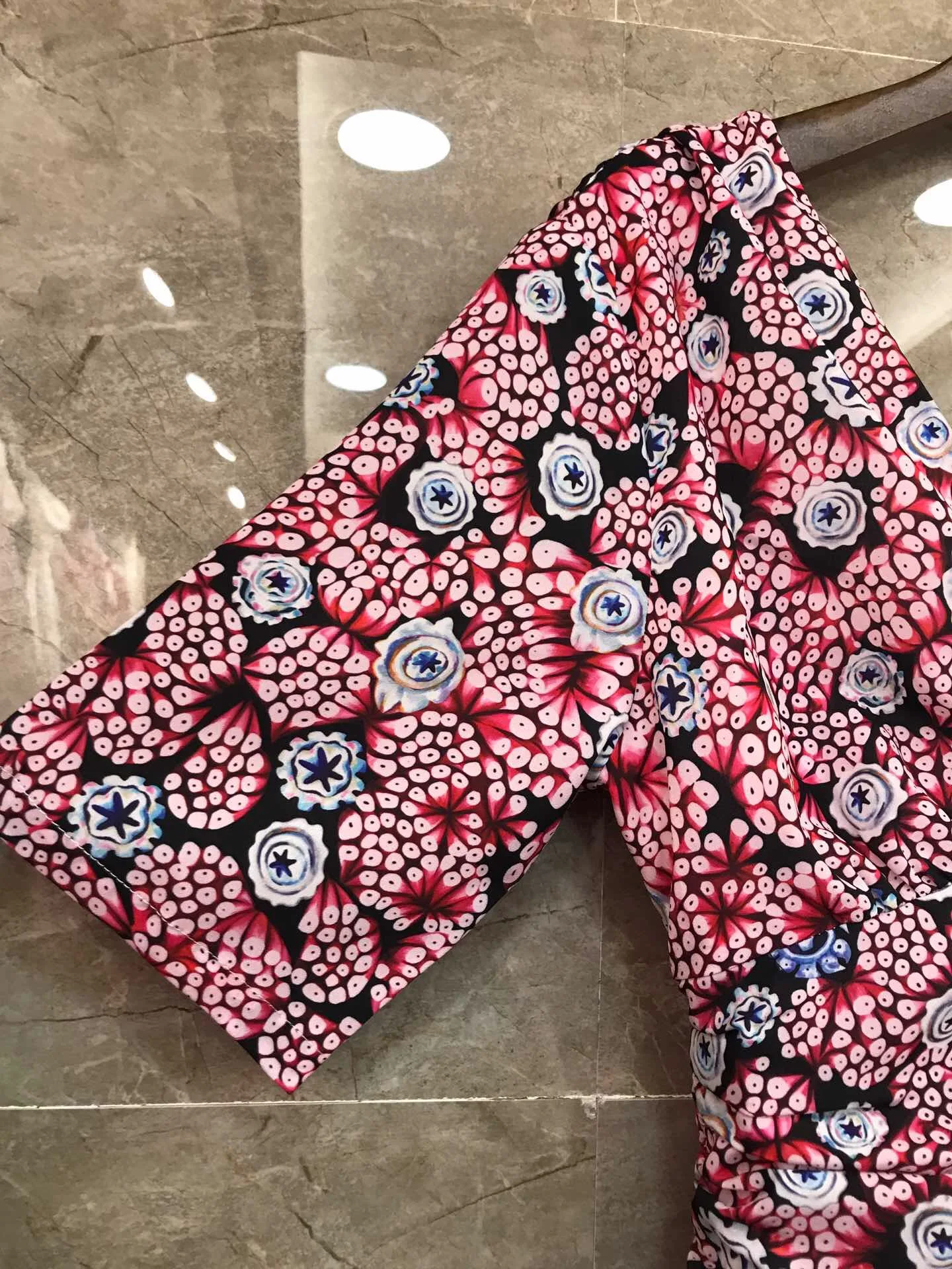 Ранняя Весенняя новая модель сексуальное элегантное асимметричное платье выше колена с v-образным вырезом на талии с принтом по всему миру