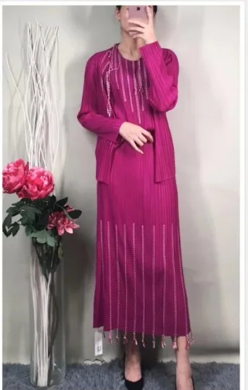 ; Miyake fold; модная футболка без рукавов с круглым вырезом+ Однотонная юбка; костюм из двух предметов с кисточками
