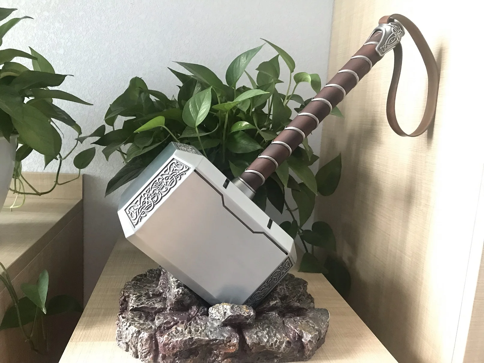 

Full Metal CATTOYS 1:1 The Avengers Thor Hammer Replica Props Mjolnir Gifts WITH Resin Stand base for Collection