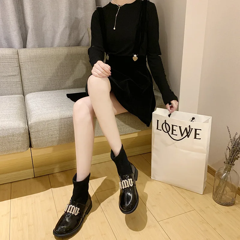 

2019 Autumn And Winter New Style Patent Leather Martin Boots Man-made Diamond Square Heel plus Velvet Stretch Boots round-Toe WO