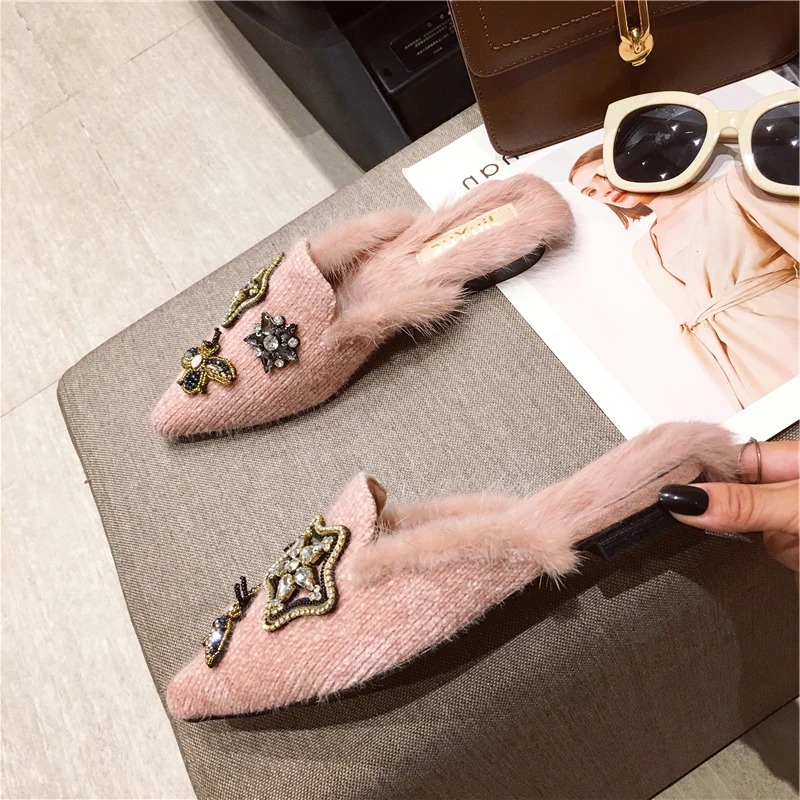 12Pink Модные меховые шлепанцы; женские зимние лоферы на плоской подошве; Пряжка в виде пчелы со стразами; женские повседневные плюшевые туфли с острым носком - Цвет: 12Pink
