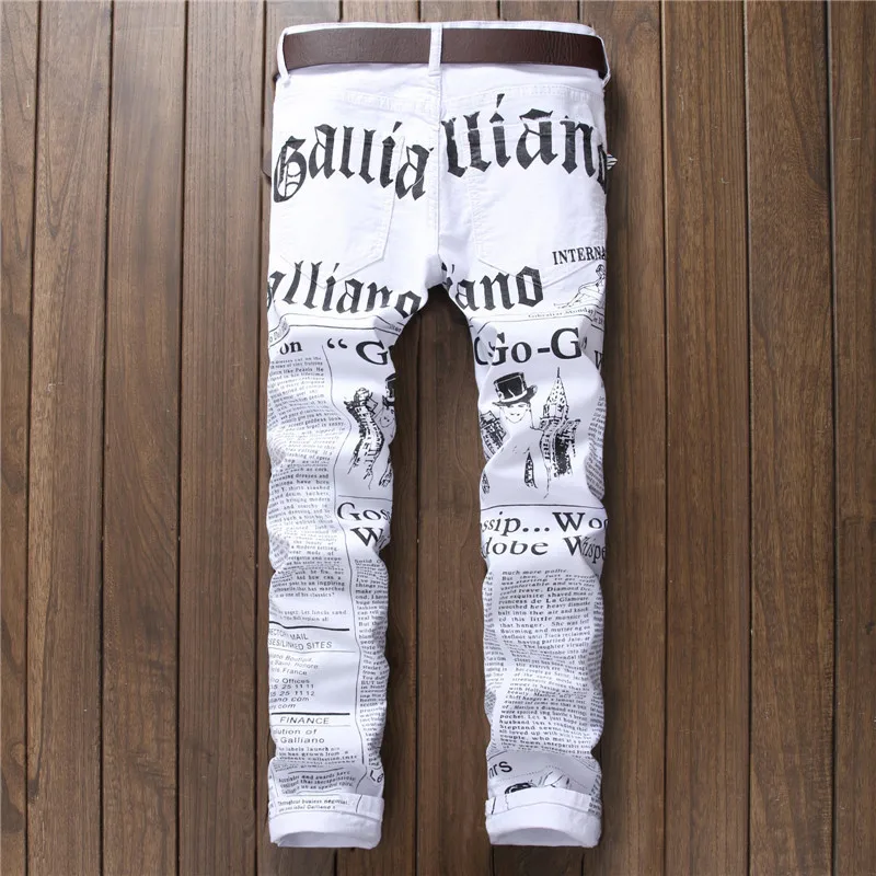2019Hip Хоп печать белые джинсовые брюки для мужчин Slim Fit стрейч брюки газета печати брюки для мужчин повседневные печатные брюки для мужчин