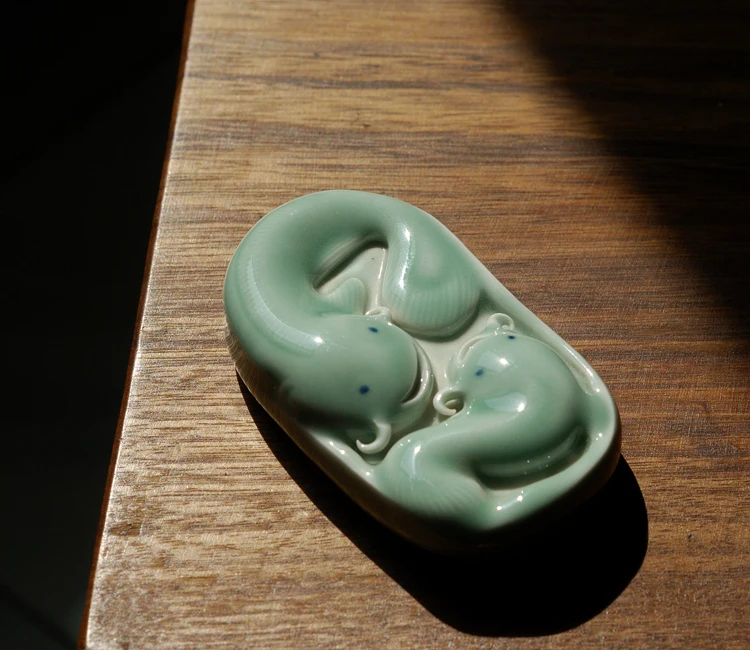 

Однослойная глазурь, зеленая глазурь, сом, книжный вес, керамический пресс-папье