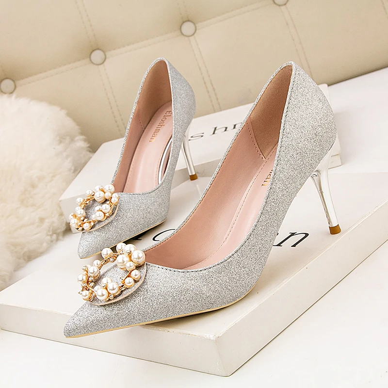Для женщин насосы стразы обувь на высоком каблуке Женская обувь с острым носком, украшенные кристаллами и жемчугом обувь для вечеринок пикантная Свадебная обувь - Цвет: Серебристый