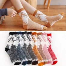 Рождественские забавные Женские носочки; модная красивая осенне-зимняя обувь; толстые мягкие удобные теплые носки; W1128