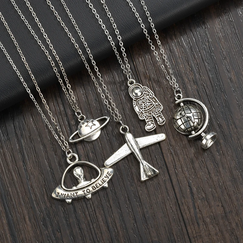 Трендовое ожерелье с цепочкой в виде инопланетного глобуса серебряное подвеской