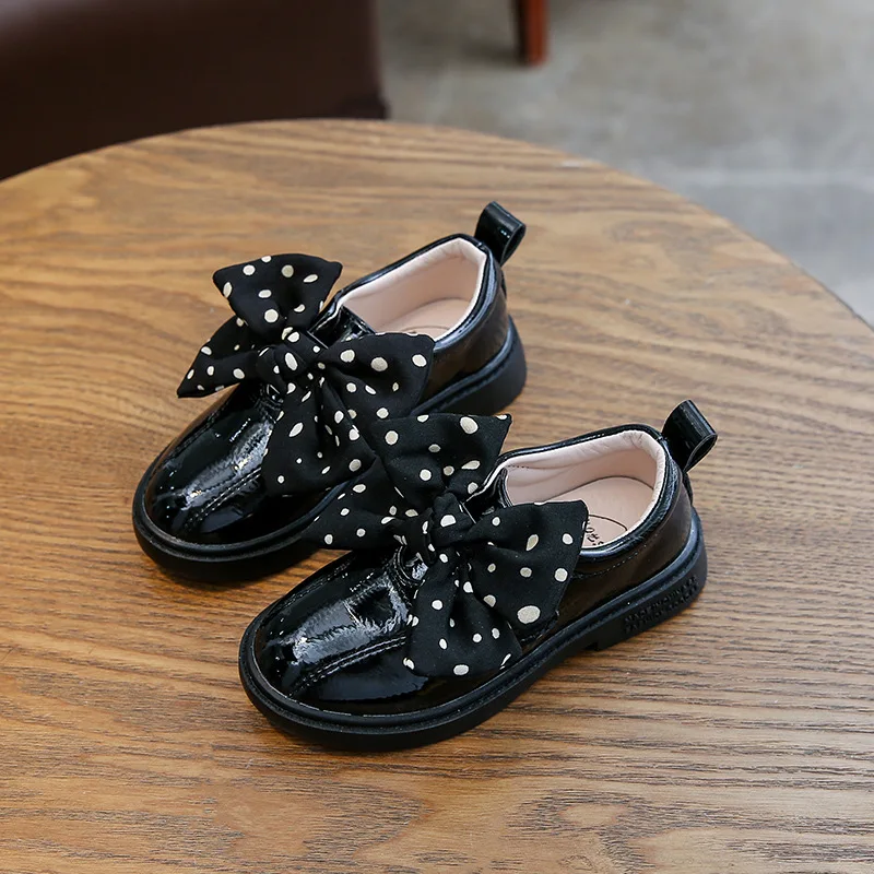 Весенне-Осенняя обувь для девочек; туфли принцессы из лакированной кожи в британском стиле; повседневная обувь в горошек с бантом; черные лоферы на плоской подошве для больших девочек