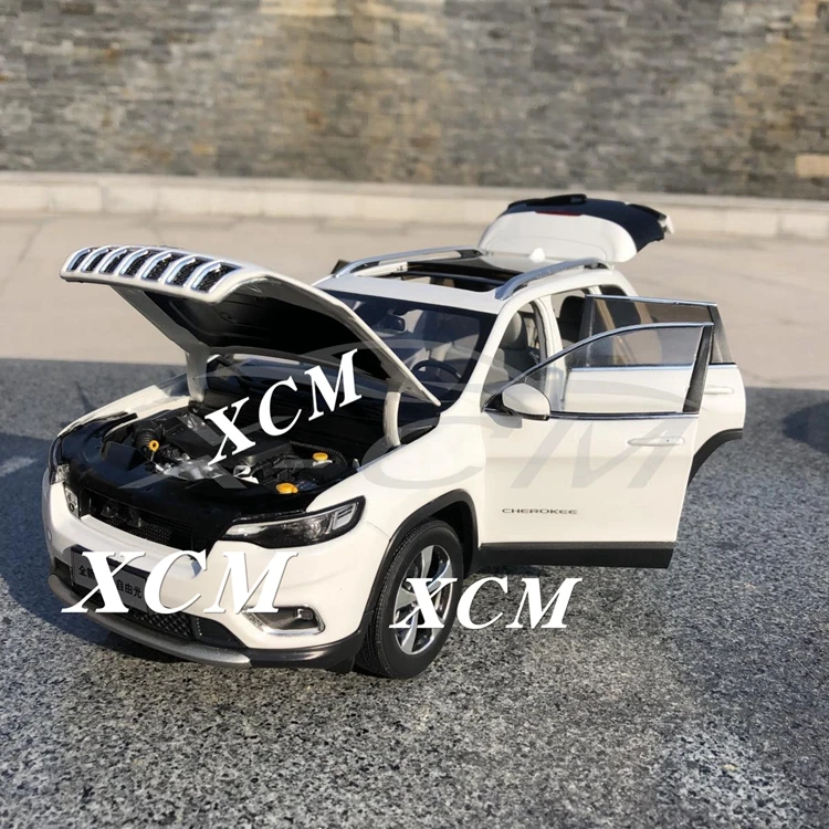 Литая модель автомобиля для нового Cherokee 1:18(белый)+ маленький подарок