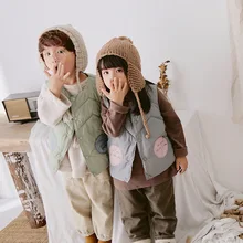 Новинка года; сезон осень-зима; стильная детская одежда; детский пуховый хлопковый жилет с перьями для мужчин и женщин; детская одежда с пряжкой спереди и рисунком