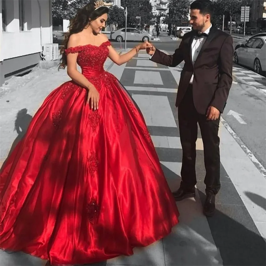 Customized Arabic Evening Dresses Elegant Red Beading Lace Appliques Ball Gowns Quinceanera Dresses Off Shoulder Party Gowns 3