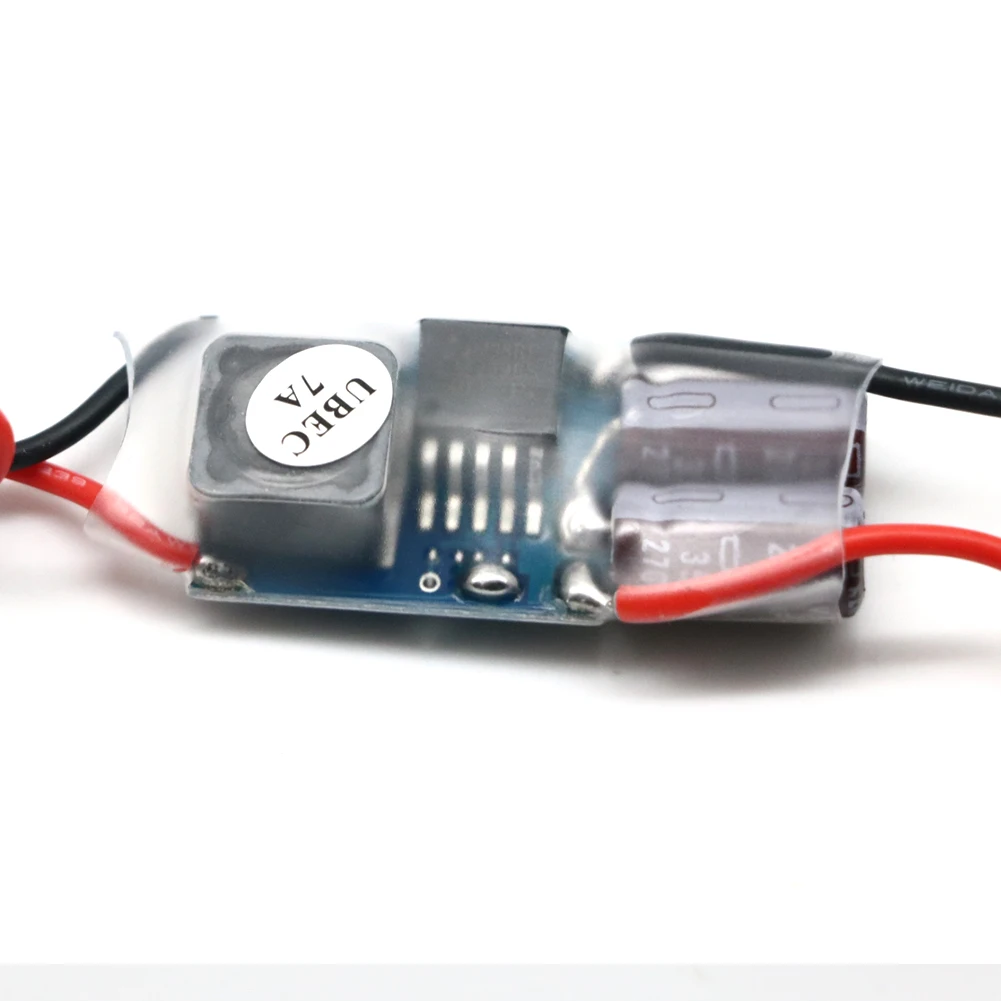 Module UBEC 3A 5A 7A 15A installé sur un châssis de drone, alimentant un récepteur RC.