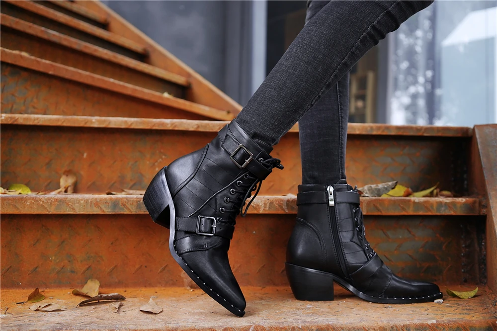 Buono Scarpe/Женские ботинки в байкерском стиле с заклепками фирменного дизайна; ботильоны на шнуровке с пряжкой; обувь на массивном каблуке с острым носком на молнии; Botas Mujer