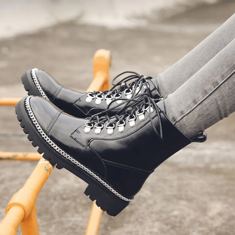 Черные женские ботильоны на среднем каблуке; армейские высокие замшевые осенние ботинки в стиле милитари с металлическим дизайном; короткие ботинки на шнуровке с круглым носком